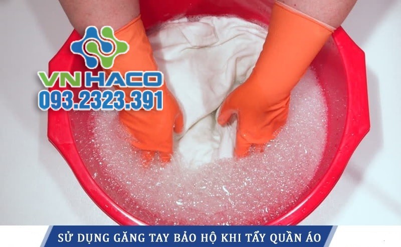 Sử dụng găng tay bảo hộ khi dùng nước javen để tẩy trắng áo quần