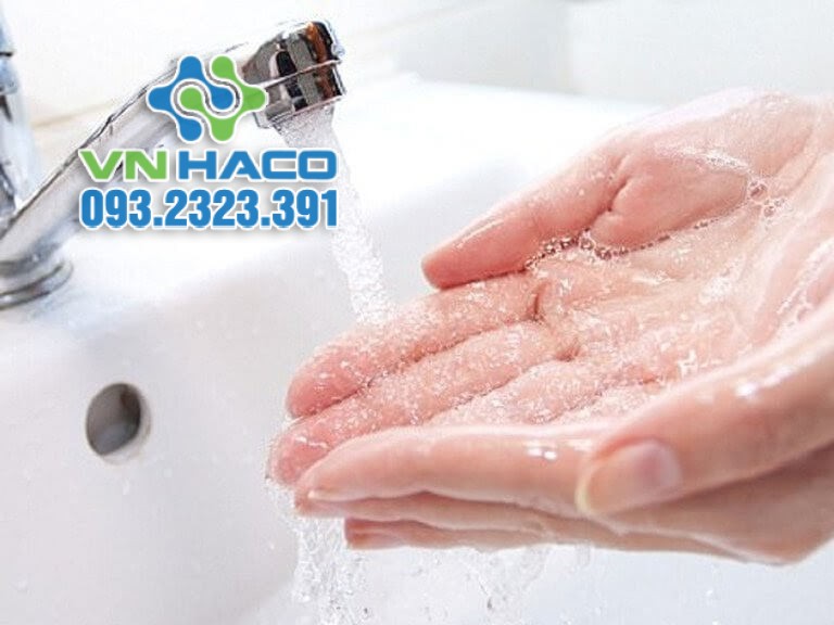 Khi hóa chất clorin tiếp xúc với tay cần rửa ngay với nước sạch